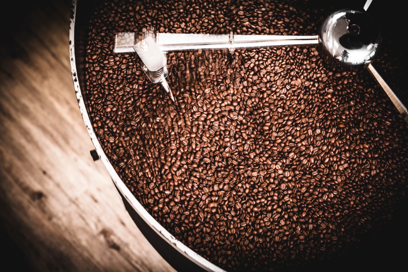 Frisch geröstete Kaffeebohnen der Reinholz Kaffeerösterei