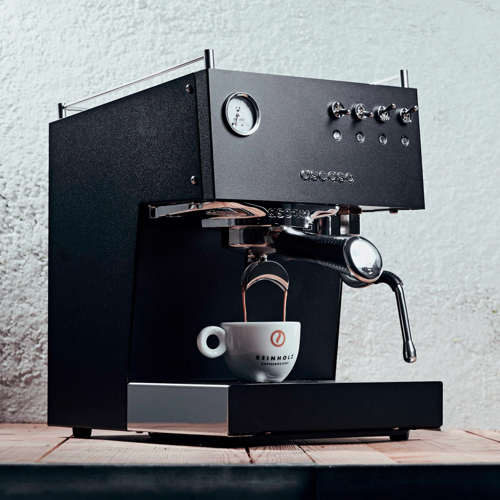 Espresso aus der Siebträgermaschine in einer Reinholz Tasse