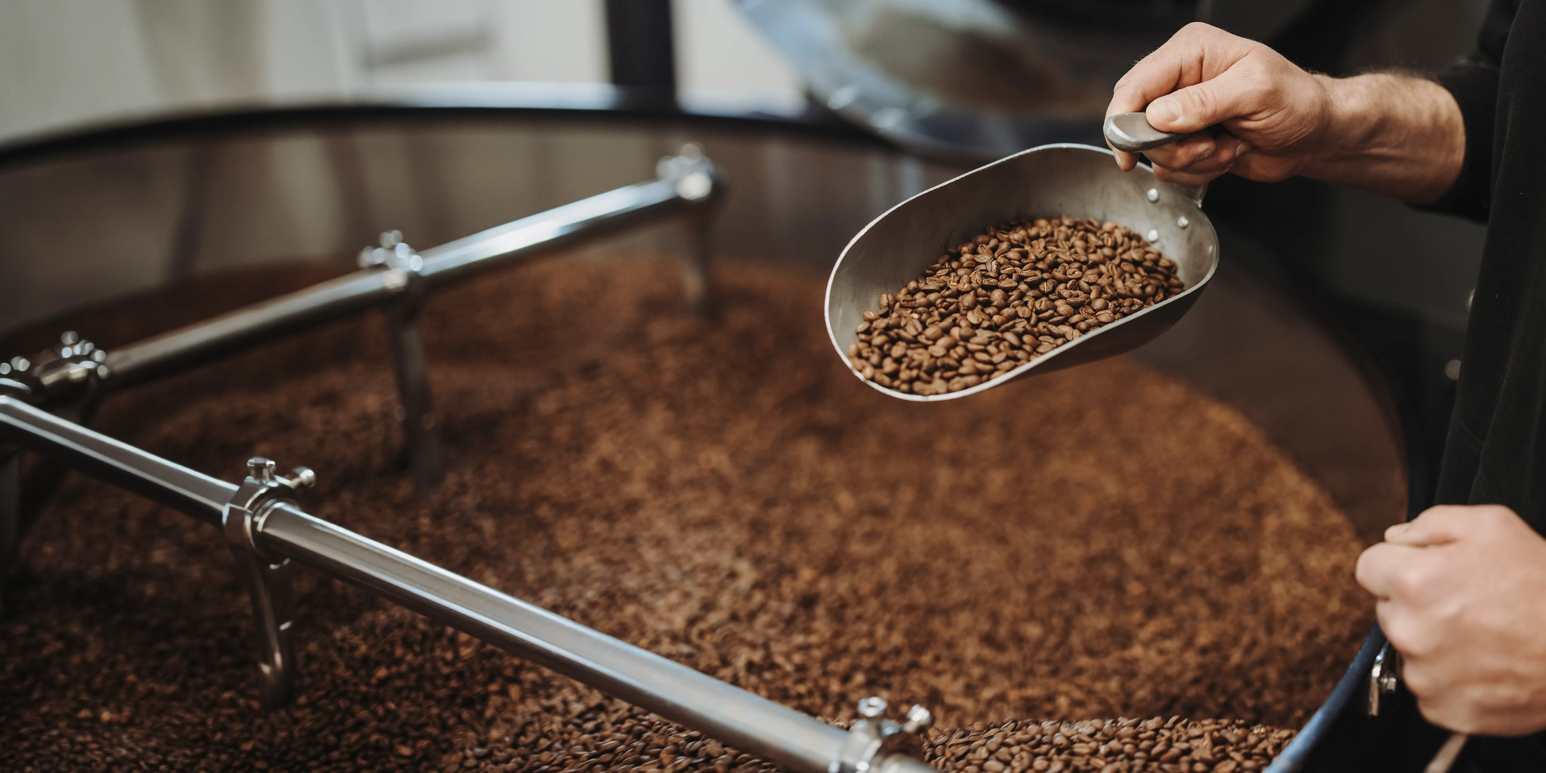 Frisch geröstete Kaffeebohnen im Trommelröster der Reinholz Kaffeerösterei in Fulda