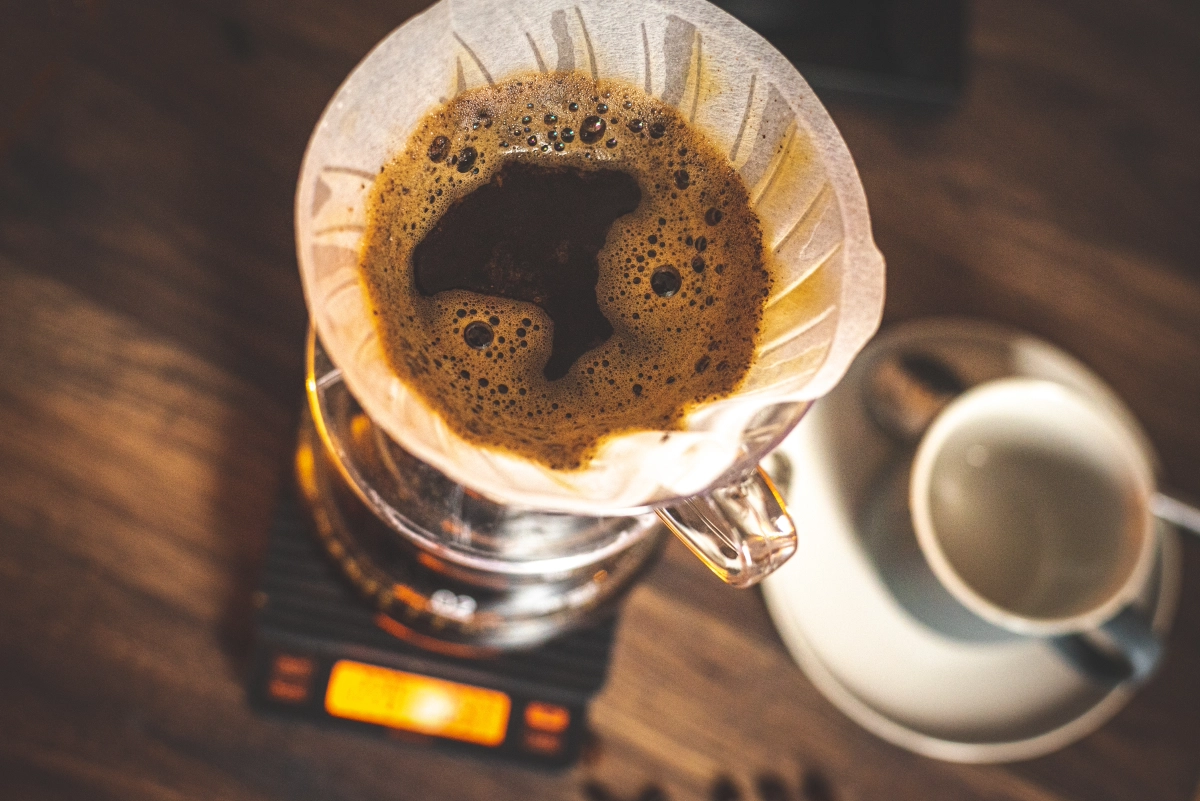 Filterkaffee wird im Handfilter aufgebrüht