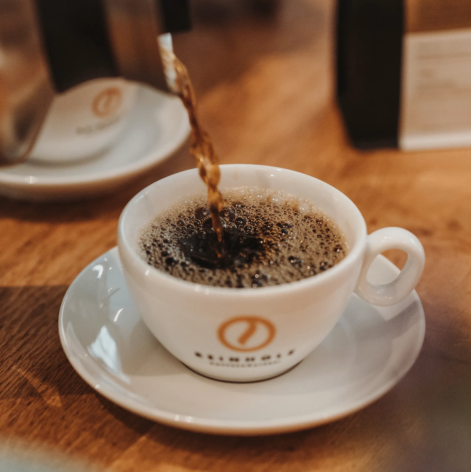 Filterkaffee wird in eine Reinholz Tasse gegossen